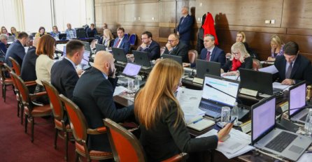 Vlada FBiH donijela uredbu o isplati pomoći radnicima u visini do 2.250 KM