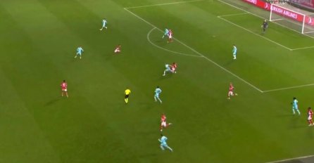 KAO PRAVI PRAVCATI AMATER: Niko ne može da vjeruje da ovaj čovjek nosi dres Barcelone, nakon večeras spasa mu nema!