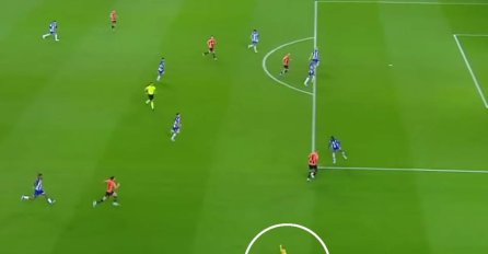 NAJKONTROVERZNIJI GOL U HISTORIJI LIGE ŠAMPIONA: Zastavica gore, igrači stali, a gol VAŽI! Pogledajte... (VIDEO)