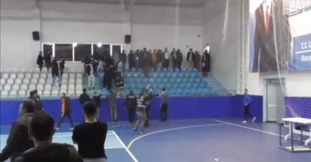 UŽASNE SCENE! NAVIJAČI NAPALI GOSTUJUĆU EKIPU: Ima povrijeđenih