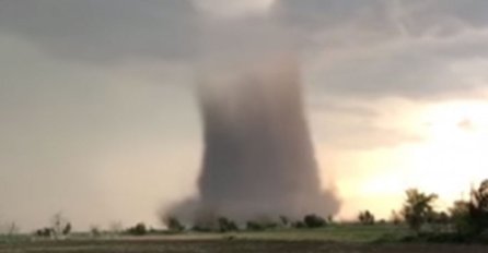 Tornado odnio bebu, pronašli je na krošnji drveta