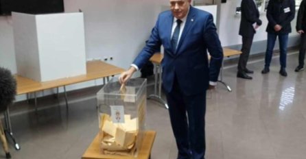 NE MOŽE BEZ SKANDALA: Dodik ismijava i zakone Srbije, pogledajte šta je danas uradio u Konzulatu Srbije u Banjoj Luci... (VIDEO)