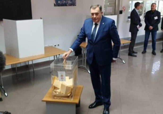 NE MOŽE BEZ SKANDALA: Dodik ismijava i zakone Srbije, pogledajte šta je danas uradio u Konzulatu Srbije u Banjoj Luci... (VIDEO)