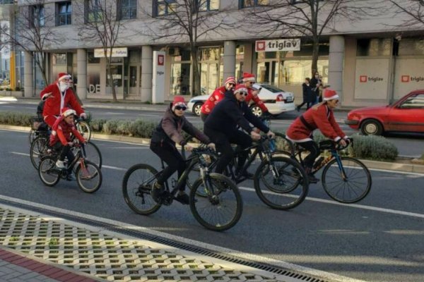 "HO-HO-HO!" ODJEKIVALO MOSTAROM Djeda Mrazevi na biciklima i "naoružani" slatkišima provozali se i obradovali mlade