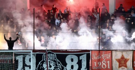 MNOGI GLEDAJU S NEVJERICOM, NAROČITO ENGLEZI: Red Army okačio posebne zastave na tribini i privukao ogromnu pažnju (FOTO)