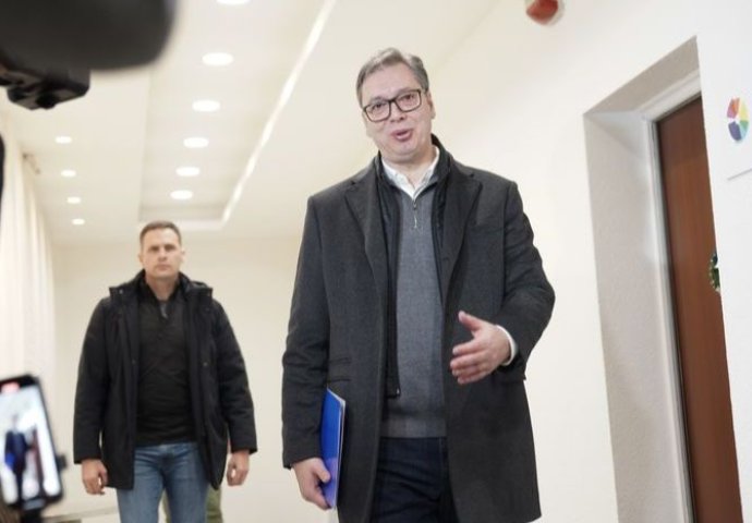 Aplauz u štabu: Vučić saopštio da SNS ima apsolutnu većinu