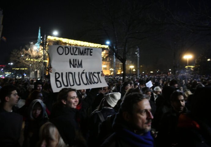 Protesti u Beogradu trajali do iza ponoći, studenti pozvali na masovnije okupljanje danas