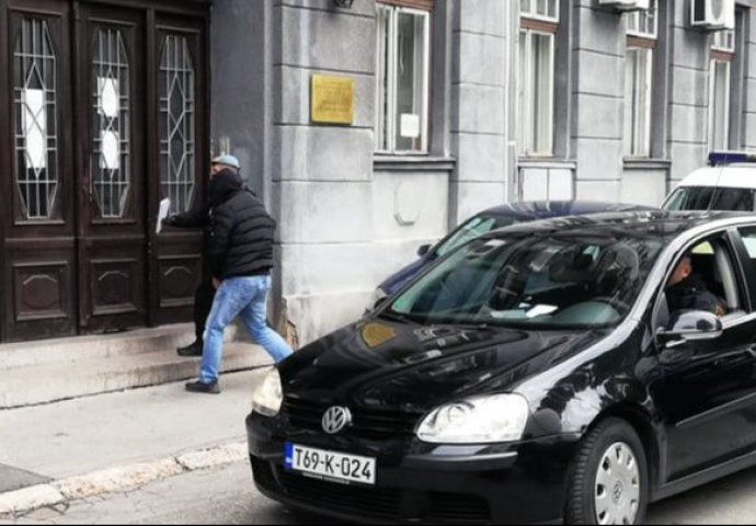 Ženu ranio suprug u stanu u Briješću, uhapšene četiri osobe zbog nasilničkog ponašanja