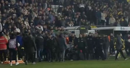 ŠOK SNIMAK! PREDSJEDNIK DOMAĆEG KLUBA POVUKAO IGRAČE SA TERENA: Pravac svlačionica! (VIDEO)