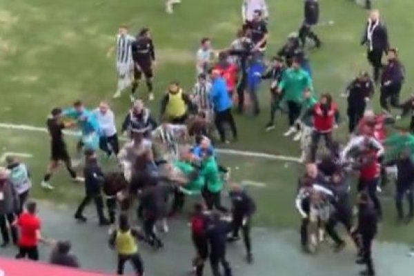 NOVI HAOS U TURSKOJ: Žestoka tučnjava fudbalera Bursaspora i Dijabekispora (VIDEO)