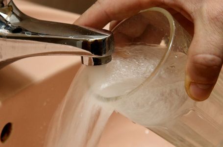 Vodu pijte ujutro na PRAZAN STOMAK: Evo zašto je važno da se hidrirate odmah nakon buđenja