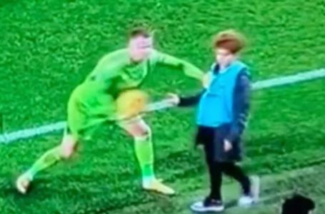 Bivši golman Arsenala na udaru engleskih medija jer je odgurnuo skupljača lopti: TUŽAN PRIZOR