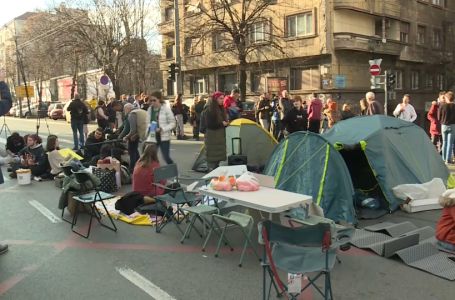 U toku 24-satna blokada u Beogradu, demonstranti napravili „kamp“ na ulici