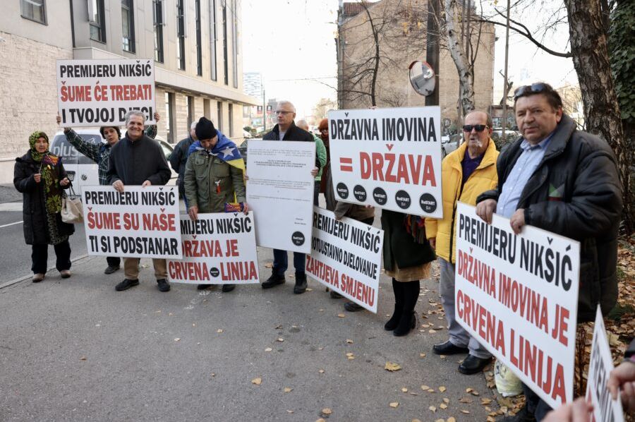 Manji protest ispred Parlamenta FBiH: “Odluka premijera Nikšića je direktni atak na državnu imovinu”