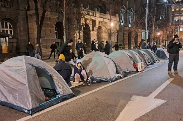 Studenti blokirali centar Beograda. Kažu da se ne miču 24 sata