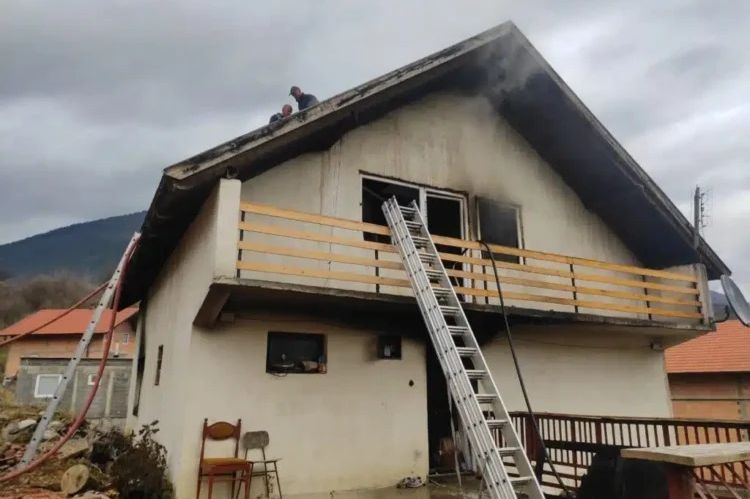 Požar na porodičnoj kući, jedna osoba smrtno stradala