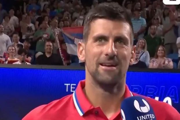 DŽENTLMENSKI GEST ĐOKOVIĆA: Novak &quot;ispravio&quot; voditeljku i izazvao erupciju na tribinama (VIDEO)