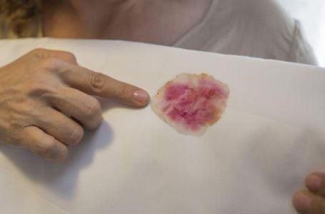 POGLEDAJTE KAKO DA UKLONITE FLEKE SA BIJELOG STOLNJAKA: PROVJEREN TRIK KOJI ODMAH DJELUJE