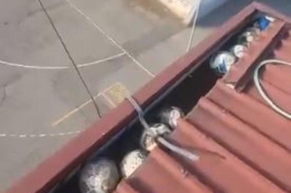 POPEO SE NA KROV ŠKOLE DA PROVJERI ZAŠTO PROKIŠNJAVA PA SE ŠOKIRAO PRIZOROM: Snimak zapalio INTERNET