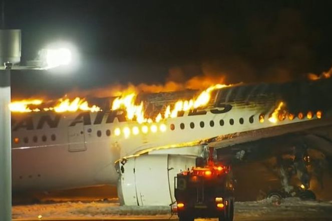 ZAPALIO SE AVION NA PISTI TOKIJSKE ZRAČNE LUKE: U njemu bilo 400 putnika
