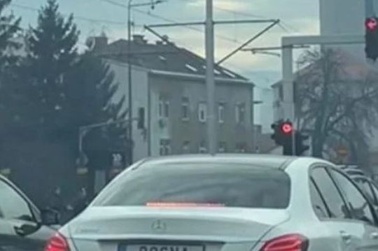 Fotografija Mercedesa na saobraćajnici u Sarajevu postala viralna: (FOTO)