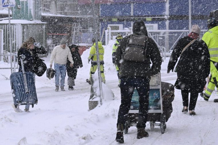 Ledeni val na sjeveru Evrope, temperatura pala ispod -41°C, zbog hladnoće stali vozovi