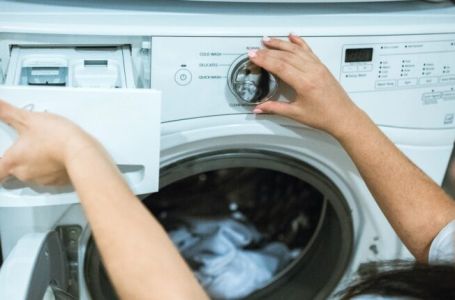 Moćan trik koji ćete stalno koristiti: Evo zašto treba ubaciti plastičnu kesu u mašinu za pranje veš