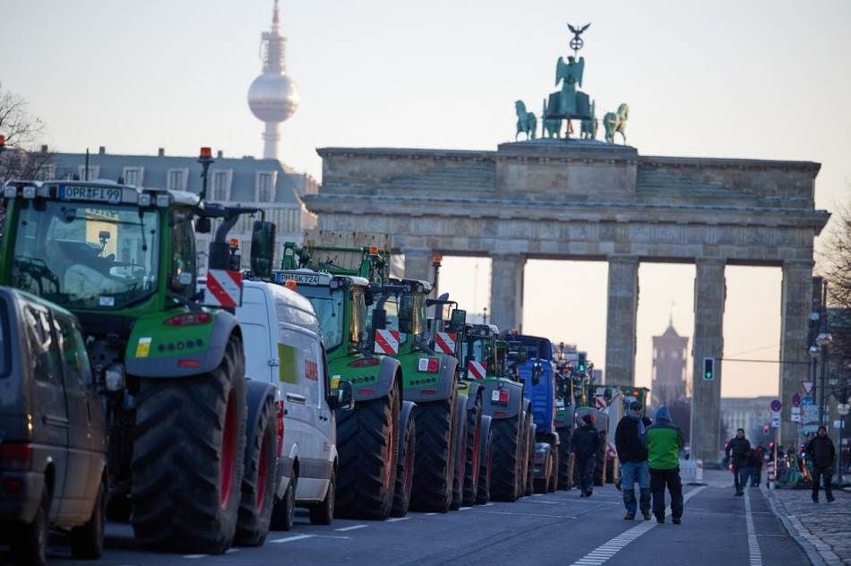 NJEMAČKA OVO NE PAMTI! POTPUNI HAOS! BERLIN JE STAO! Poljoprivednici presjekli puteve