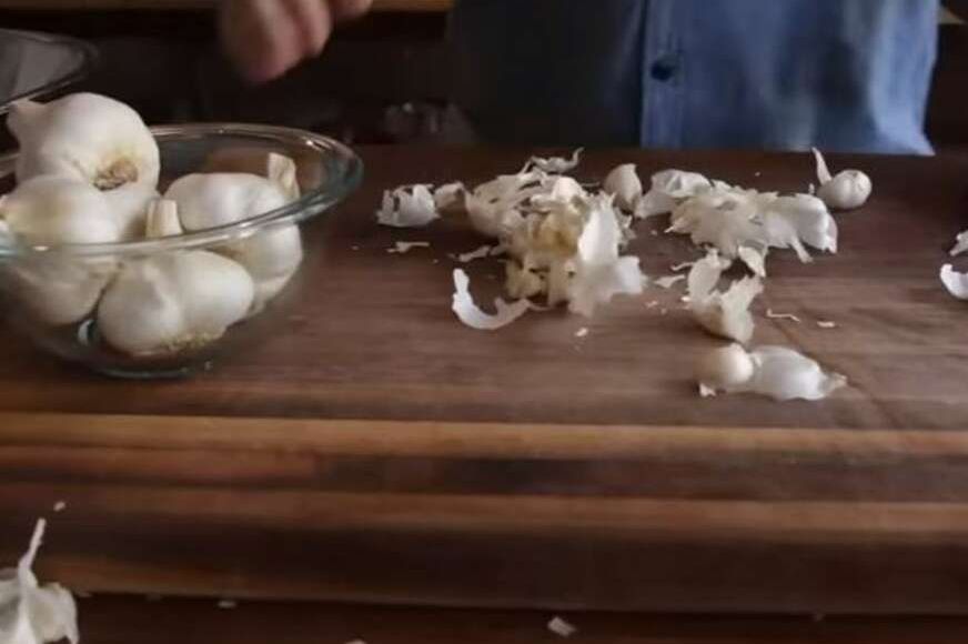 Od sada ćete koristiti samo ovaj trik: Kako da OČISTITE BIJELI LUK na najlakši mogući način (VIDEO)