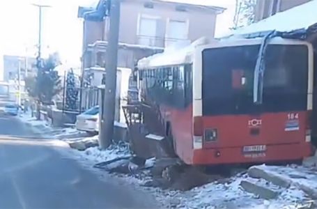 Nesreća u beogradskom naselju: Gradski autobus uletio u dvorište kuće (VIDEO)