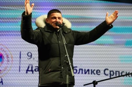 SRAMOTNA PJESMA ODJEKIVALA BANJA LUKOM: Sa ovim je sve rečeno (VIDEO)