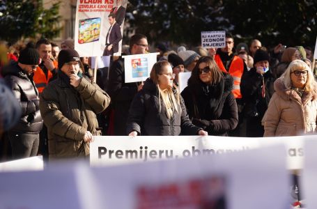 Protesti ispred Vlade KS, građani poručili: "Ministar i Uk, daju samo šuk"