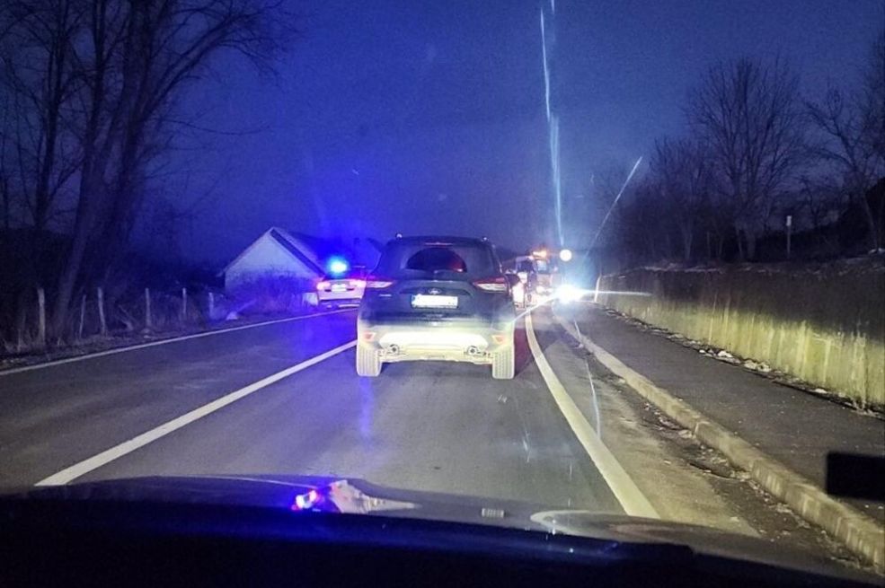 STRAVIČNA NESREĆA IZMEĐU POŽEGE I ARILJA, SUMNJA SE DA IMA MRTVIH: Kolima uletio u dvorište kuće