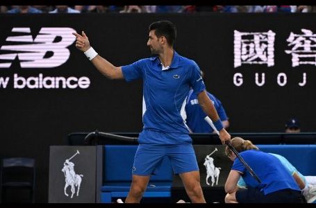 "HOĆEŠ DA SE JAVIŠ NA TO?" Novak nasmijao sve kada je momku na tribinama zazvonio telefon (VIDEO)