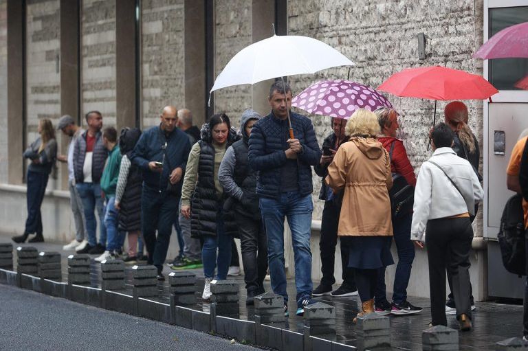 ITEKAKO ZABRINJAVAJUĆE! BiH uvozi radnu snagu: Za 10 godina državu napustilo 660.000 osoba