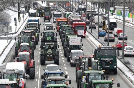 TOTALNA BLOKADA ULICA GLAVNOG GRADA: Njemački poljoprivrednici traktorima blokirali Berlin