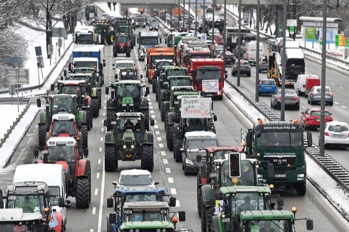 TOTALNA BLOKADA ULICA GLAVNOG GRADA: Njemački poljoprivrednici traktorima blokirali Berlin