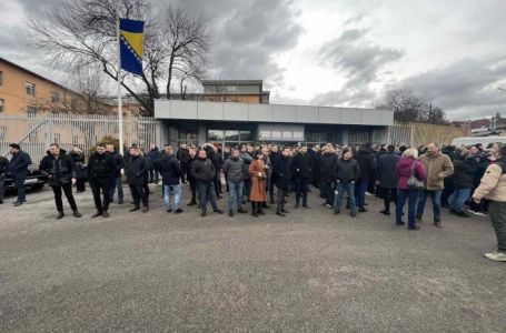 Građani pred Sudom BiH pružaju podršku predsjedniku Miloradu Dodiku