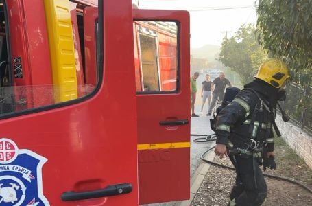 TRAGEDIJA U CENTRU IVANJICE Izbio požar u kući, poginuo muškarac: Vatrogasci su došli brzo, ali...