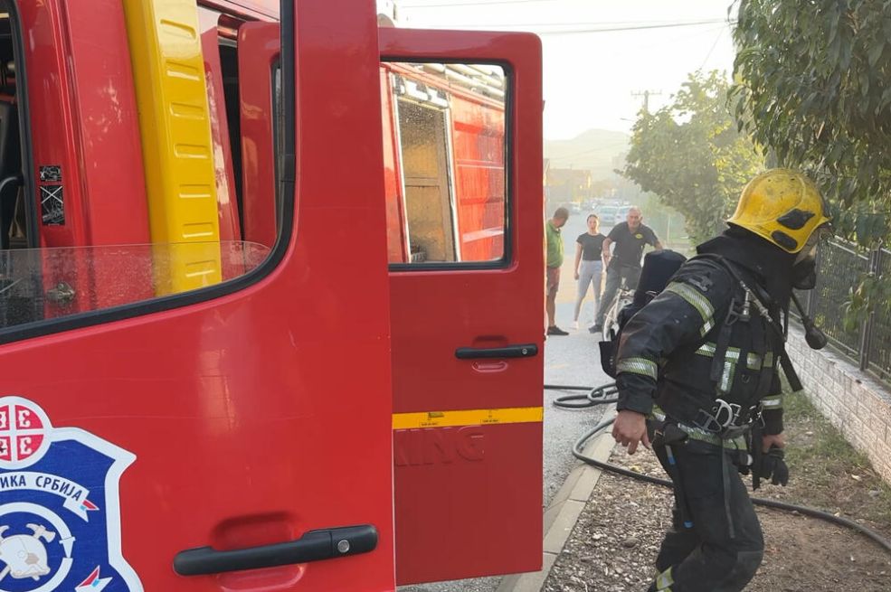 TRAGEDIJA U CENTRU IVANJICE Izbio požar u kući, poginuo muškarac: Vatrogasci su došli brzo, ali...