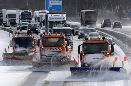 Više od 2000 Nijemaca zapelo u snijegu, spasioci im nosili deke i tople napitke