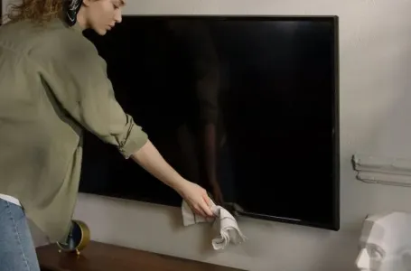 Kako obrisati prašinu sa ekrana, a da ne ostanu mrlje? ISPROBAJTE OVAJ TRIK