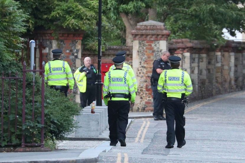 Muškarac, žena i dvije mlade djevojke pronađeni mrtvi u kući: Kordon policije oko imanja