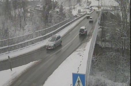 UPOZORENJE ZA VOZAČE: Ceste su pune snijega, ovo su kritična mjesta