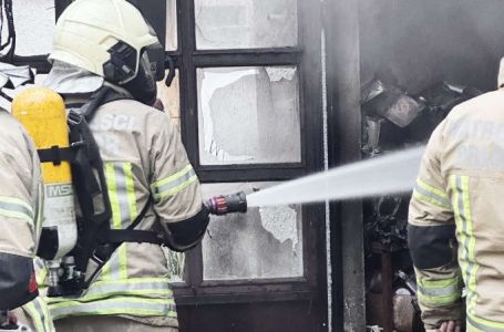 Požar u Prijedoru: Gorjela mehaničarska radnja, vatrogasci jedva ugasili vatru