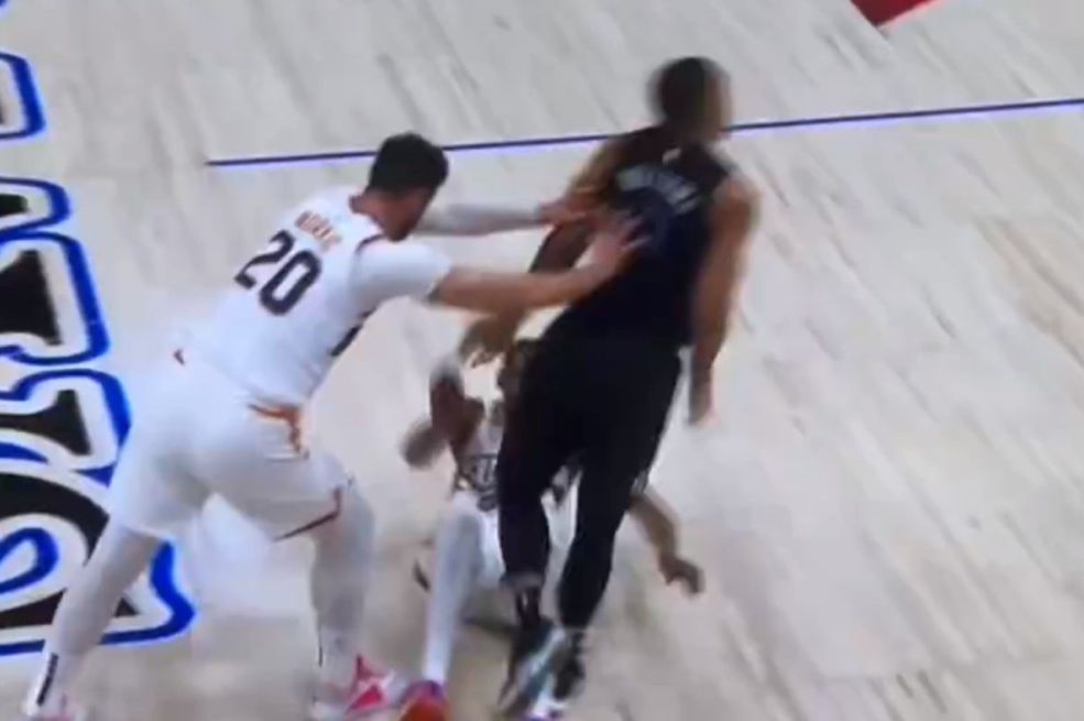 DURENT UŠAO U SUKOB S VILIJAMSOM, A ONDA ULETIO NURKIĆ: Košarkaš Dalasa se odbio od njega...