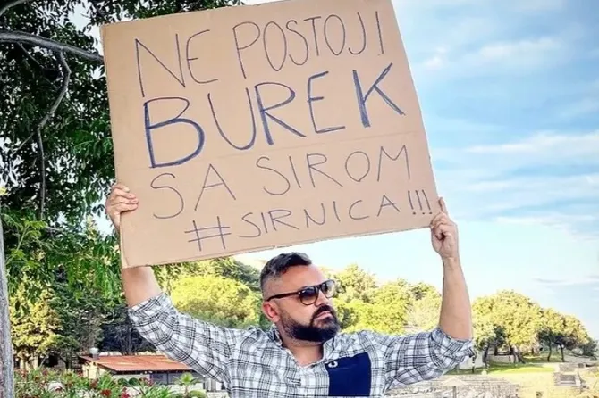 &quot;Ne postoji burek sa sirom&quot; SKANDIRA BOSANAC, a onda je stigao odgovor iz Srbije od koga sve se puši