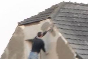 FOTOGRAFIJA KOJA JE OBIŠLA REGION: Kada majstor u Bosni uređuje fasadu bez merdevina, TO JE HIT