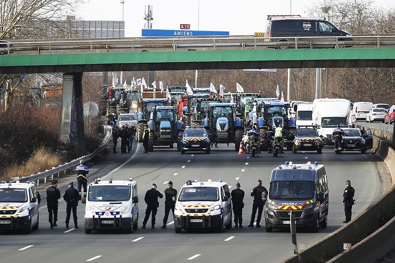 Francuski farmeri ispunili prijetnje blokadom: Uputili se na proteste u Pariz