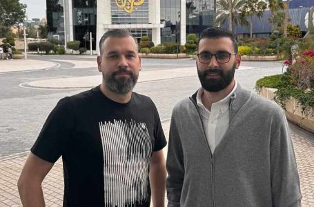 Džemil Hodžić objavio fotografiju sa novinarom Motazom Azaizom: Na istom smo putu istine i pravde
